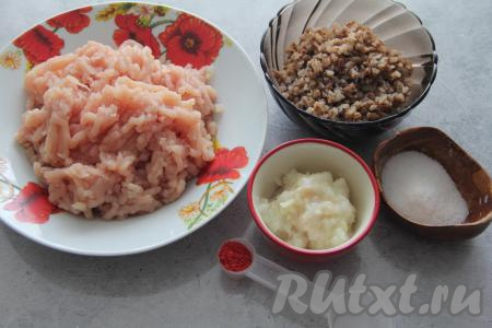 Лук и чеснок пропустить через мясорубку.