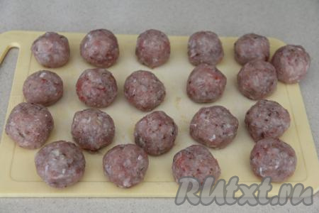 Из полученного фарша сформировать тефтели любого размера.