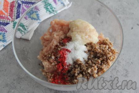 В миске соединить фарш, лук, чеснок, гречку, соль и специи (можно взять любые специи, у меня - паприка).