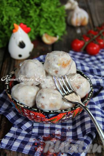 Нежные, аппетитные, вкусные тефтели, приготовленные из куриного фарша с гречкой, подать к столу горячими с гарниром, дополнив соусом, в котором они томились.