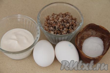 Подготовить продукты для приготовления омлета с гречкой. Для приготовления омлета можно взять варёную гречку, оставшуюся с обеда или ужина. Зелень промыть водой, обсушить.