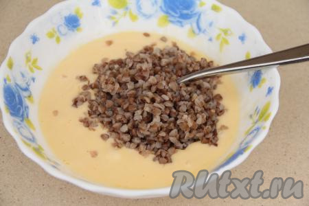 С помощью вилки перемешать яйца со сметаной (или молоком) до однородности. Затем всыпать варёную гречку, перемешать.