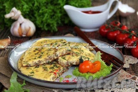 Аппетитный, вкусный омлет, приготовленный с добавлением гречки, переложить на тарелку и подать к столу в горячем виде.