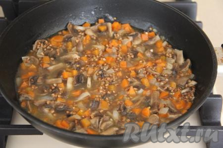 Влить горячую воду, перемешать, дать воде закипеть.