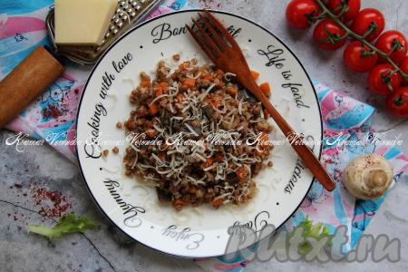 Сочетание гречки и грибов - удачное, поэтому это простое блюдо, приготовленное на сковороде, получается очень вкусным и сытным. К столу подаём в горячем виде. Перед подачей, по желанию, можно посыпать натёртым сыром.