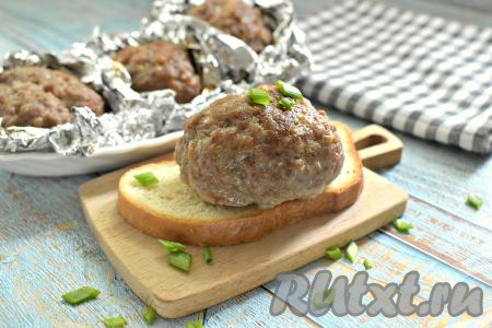 Мясные котлеты, запечённые в фольге в духовке, получились сытными, аппетитными, сочными и вкусными, к столу подаём их горячими, дополнив любимым гарниром.