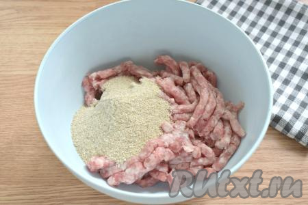Перекладываем в миску мясной фарш. Можно взять покупной фарш или приготовить его самостоятельно, пропустив кусочки мяса (у меня - кусочки говядины и свинины) через мясорубку. Добавляем к фаршу панировочные сухари.