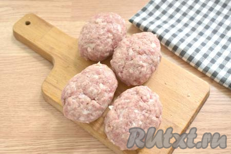Из получившегося фарш формируем 4 крупные котлеты.