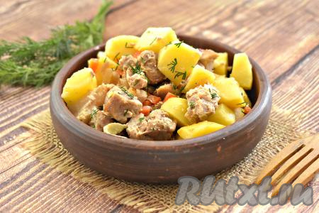 Раскладываем мясо с овощами по тарелкам и подаём к столу. И свинина, и картошка, запечённые в сметане в духовке, получаются мягкими, ароматными и очень вкусными.