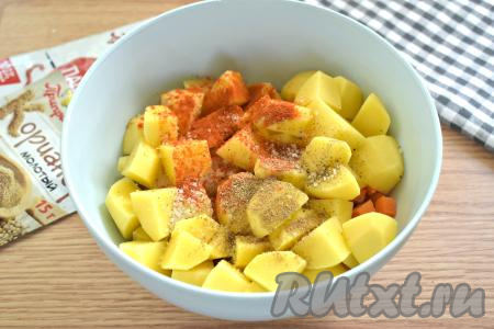 Содержимое миски солим, приправляем специями (я добавила чёрный молотый перец, молотые кориандр и паприку, вы можете взять свои любимые специи и приправы).