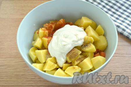 Добавляем сметану.