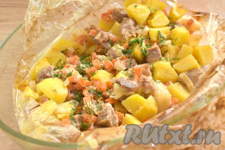 Запекаем свинину с картошкой в рукаве в течение 60 минут при температуре 180 градусов. После этого аккуратно разрезаем рукав, пробуем на готовность (картошка должна стать мягкой и легко прокалываться ножом). Если картошка ещё не готова, отправляем в духовку ещё минут на 10. Готовое блюдо посыпаем нарезанной свежей зеленью (я посыпала укропом).