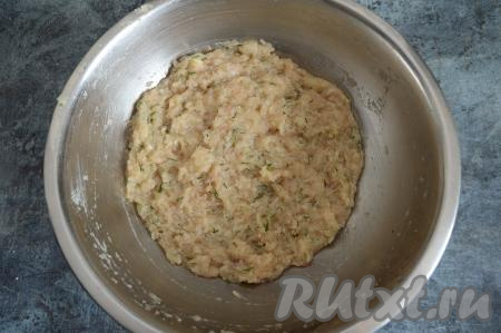Готовый фарш нужно отбить, для этого берём весь фарш в руки, поднимаем его и бросаем обратно в миску, повторяем эту процедуру 7-10 раз. Благодаря этому нехитрому приёму, фарш становится более вязким и котлеты не развалятся при приготовлении. Миску с отбитым фаршем накрыть и убрать в холодильник на 20-30 минут. За это время манка набухнет и фарш станет ещё более вязким и плотным.