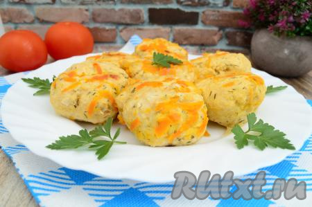 Вкуснейшие, очень аппетитные куриные котлеты, приготовленные на пару, разложить по тарелкам и подать к столу, дополнив салатом из свежих овощей или гарниром. Отличным дополнением к таким котлеткам станут морковка с луком, которые тушились вместе с котлетами.