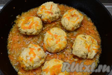 Затем котлеты перевернуть, опять накрыть сковороду крышкой и продолжить готовить ещё 15 минут.