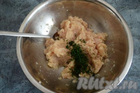 Перемешать фарш до однородности. По желанию, в фарш можно добавить мелко нарезанный укроп (или другую зелень). Благодаря зелени, куриные котлеты получатся более ароматными и аппетитными.