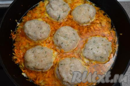 После того как фарш охладится в течение 20-30 минут, достать его из холодильника. Влажными руками сформировать из фарша котлеты (я сделала 7 штук) и выложить их в сковороду на подушку из обжаренных овощей. Налить в сковороду столько воды комнатной температуры, чтобы она доходила до половины высоты котлет. Поставить сковороду на огонь и дождаться, когда вода закипит.