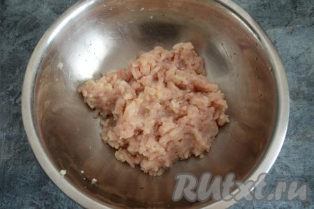 Куриное филе вместе с половиной очищенного лука пропустить через мясорубку.