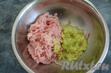 Пропустить кабачок через мясорубку в миску с фаршем.