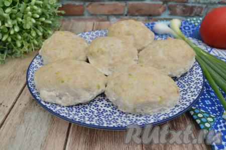 Вкусные, нежные котлеты, приготовленные из индейки с добавлением кабачка, достать из духовки и подать к столу, дополнив, например, тушёными овощами или картофельным пюре.
