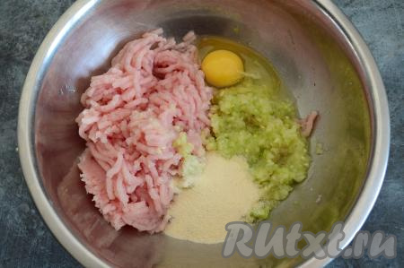 Вбить в миску с фаршем и кабачком сырое яйцо, всыпать манную крупу, посолить по вкусу.