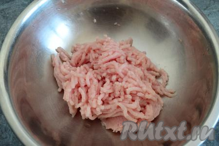 Филе индейки промыть, обсушить и пропустить через мясорубку в миску.