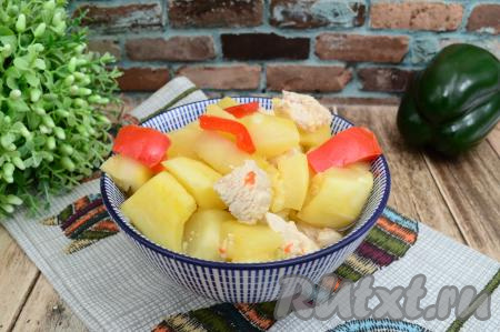 Индейку с кабачками переложить из мультиварки в глубокие тарелки и подать вкусное, сочное, аппетитное и сытное блюдо к столу в горячем виде.