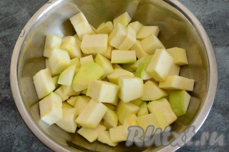 Кабачки очистить от кожуры, убрать семечки, если они крупные. 800 грамм очищенного кабачка нарезать на кусочки чуть больше по размеру, чем нарезана индейка.