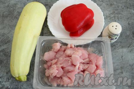 Подготовить продукты. Из половины крупного болгарского перца вынуть семена, промыть водой. Филе индейки нарезать на небольшие кусочки размером примерно 2 на 3 сантиметра.