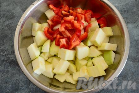 Болгарский перец нарезать на крупные кубики.