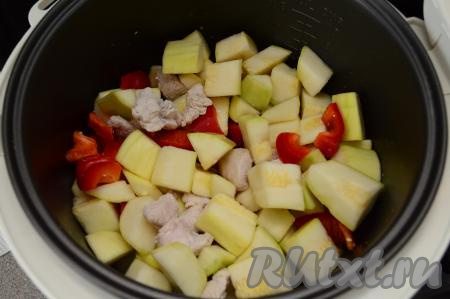 Выложить перец и кабачок в чашу мультиварки, посолить по вкусу, перемешать, влить 30-50 миллилитров воды комнатной температуры, крышку мультиварки закрыть.