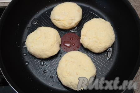 В сковороду, хорошо разогретую с растительным маслом, выложить творожно-банановые сырники и жарить их на среднем огне примерно 3 минуты (до румяности).