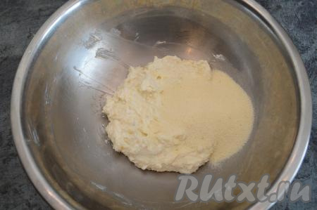 Всыпать манную крупу. Я сначала добавляю 3 столовых ложки манки, затем перемешиваю тесто лопаткой и смотрю на консистенцию теста для сырников. Если тесто достаточно жидковатое, тогда продолжаю добавлять по столовой ложке манки, вмешивая её в тесто.