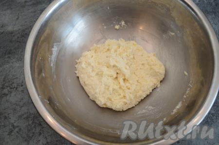 Итоговая консистенция творожно-бананового теста для сырников должна быть вязкой и липнущей к рукам, но при этом держащей форму. Мне понадобилось добавить 5 столовых ложек манки, но это зависит в основном от количества и консистенции творога (масса банана не сильно влияет).