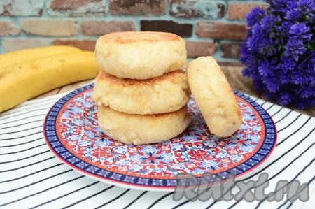 Вкуснейшие, аппетитные, нежные сырники с манкой и бананом, приготовленные без добавления муки и яиц, можно подавать к столу. Сырнички получаются в меру сладкими, при желании при подаче их можно полить мёдом или вареньем.