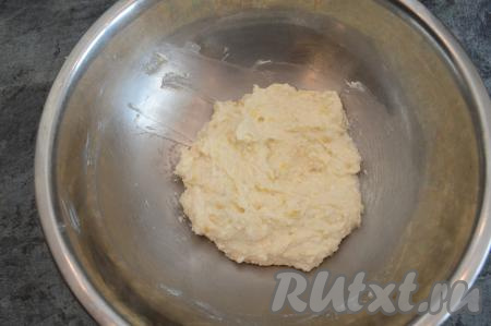 Вилкой перемешать творог, сахар и банан до однородности.