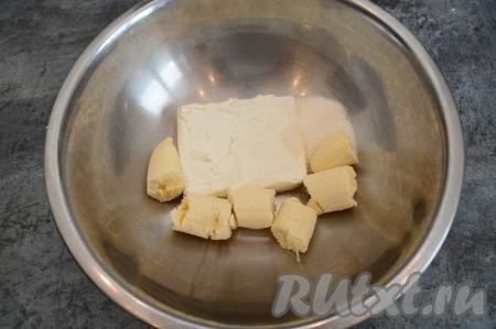 Банан очистить, разломать на крупные кусочки, выложить в глубокую миску, добавить творог и всыпать сахар. Вес очищенного банана у меня был 110 грамм.