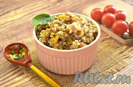 Гречка, приготовленная с беконом, получилась вкусной, аппетитной, достаточно рассыпчатой, раскладываем со сковороды по тарелкам и в горячем виде подаём сытное блюдо к столу. Угощайтесь!