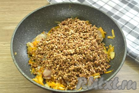 Подготовленную гречневую крупу добавляем к бекону с овощами на сковороду.