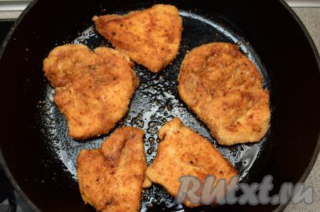 Жарить отбивные по 2-3 минуты (до румяности) с каждой стороны на среднем огне. 
