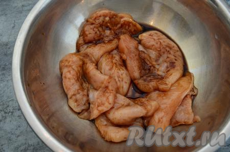 Сложить отбивные в глубокую миску и влить соевый соус. Перемешать и дать постоять отбивным 2 минуты, чтобы они просолились и пропитались соусом.