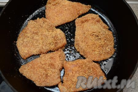 Сковороду хорошо разогреть с достаточным количеством растительного масла. Выложить на разогретую сковороду куриные отбивные, замаринованные в соевом соусе.