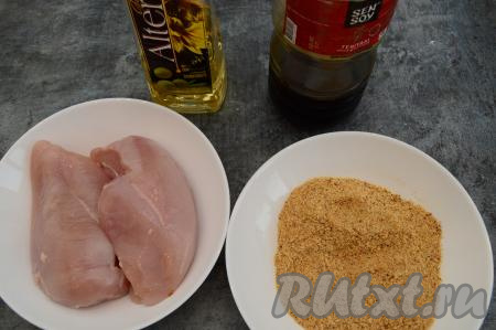 Подготовить продукты для приготовления куриных отбивных в соевом соусе на сковороде. Куриное мясо промыть, обсушить. На достаточно плоскую тарелку насыпать панировочные сухари.