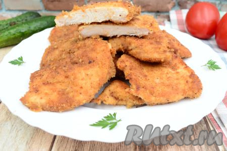 Аппетитные, сочные, очень нежные куриные отбивные, приготовленные в соевом соусе, переложить со сковороды на блюдо и подать к столу, дополнив любимым гарниром (например, макаронами, рисом) или свежими овощами.