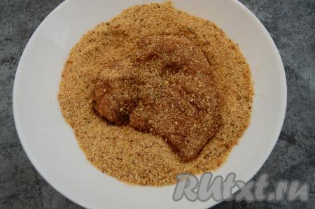 Каждую куриную отбивную с двух сторон обвалять в панировочных сухарях.
