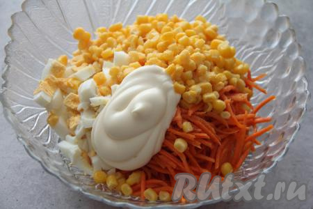 Заправить салат майонезом, если нужно, подсолить по вкусу.