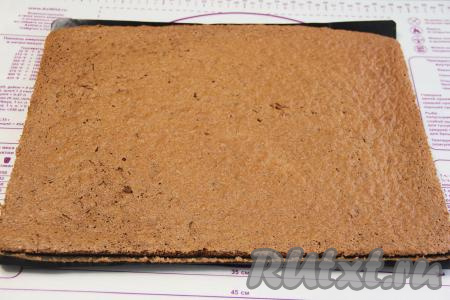 Выпекать шоколадно-морковный корж минут 20 в духовке, заранее разогретой до 180 градусов. Готовность проверить, проколов сухой зубочисткой (если бисквит полностью готов, значит зубочистка и после прокалывания коржа останется чистой и полностью сухой). Достать корж из духовки, дать немного остыть, после этого убрать с противня и оставить до полного остывания.