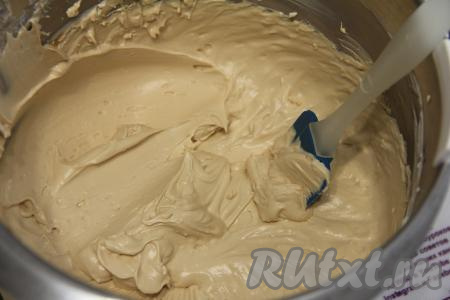 Взбить ещё раз крем до однородного состояния.