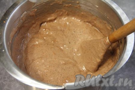 Перемешать морковно-шоколадное тесто до однородности.