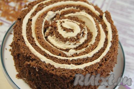 Затем обернуть остальные полоски коржа с кремом.